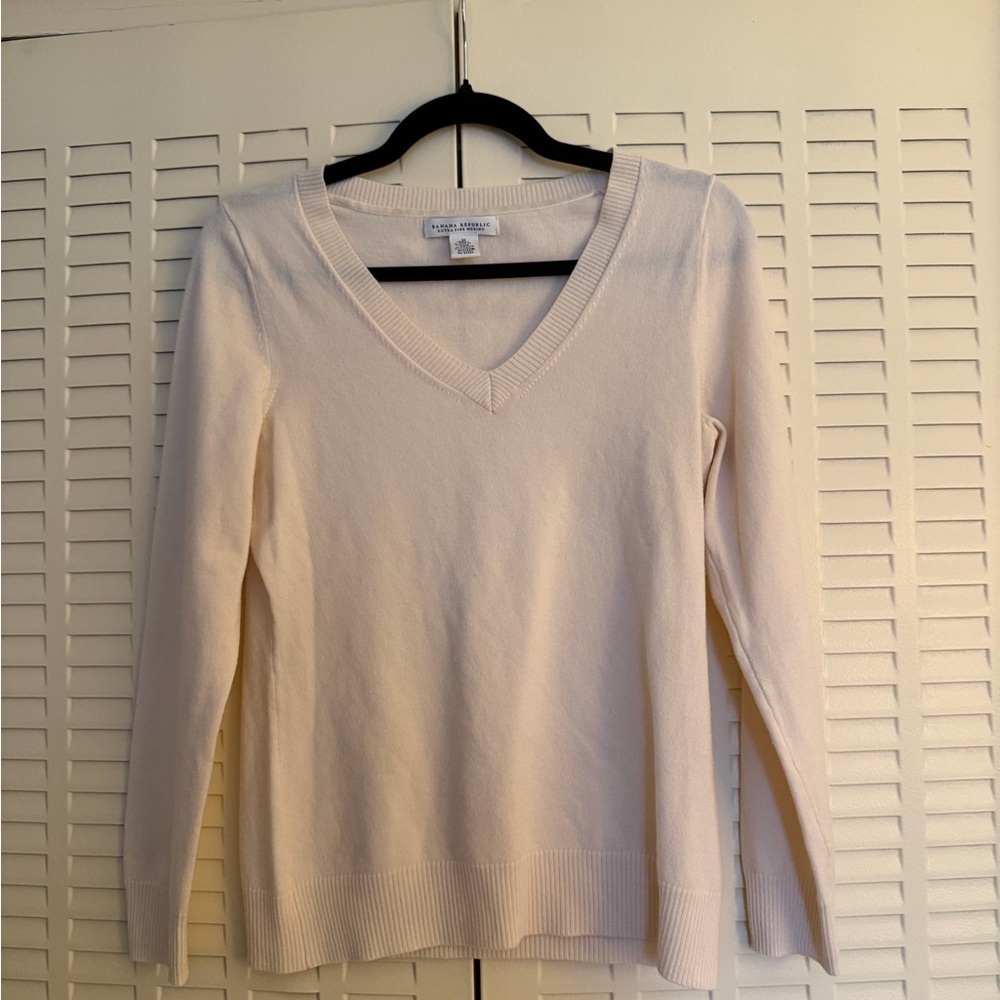 Banana Republic Extra Fine Merino Wool V-Neck Sweater | Medium | Soft Cream